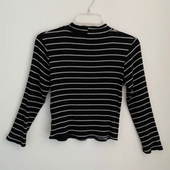 Black and white stripe Crop Top - Picture 3 of 4